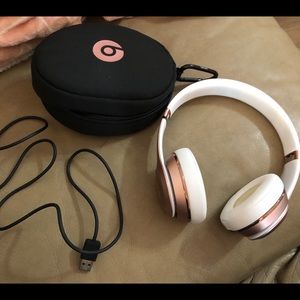 Rose Gold Beats Solo 3 Wireless Headphones